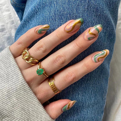 Kunstvolle Nagelverlängerungen mit elegantem Blattmuster Brehn