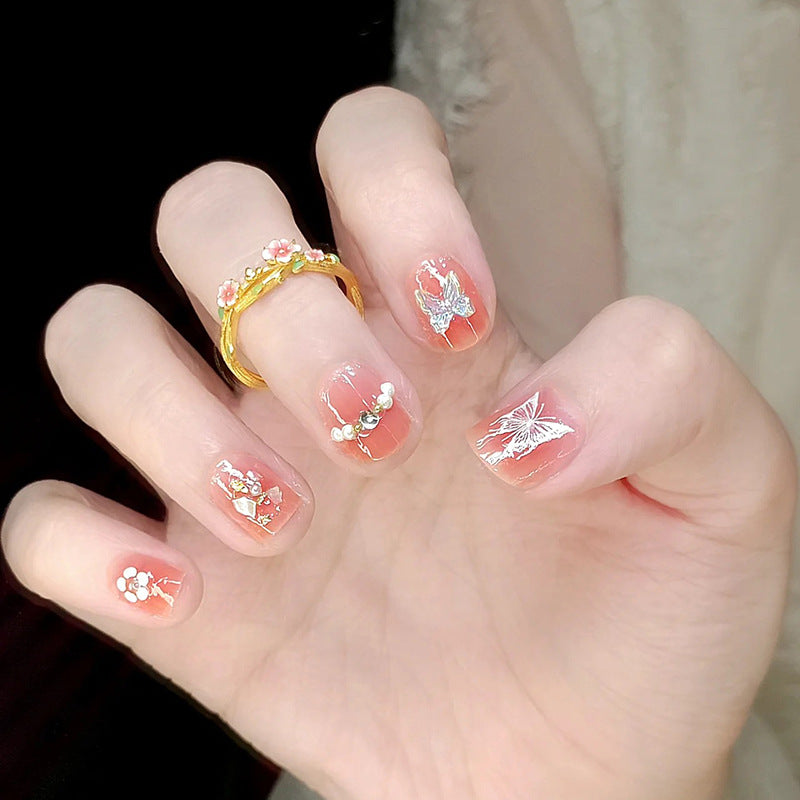 Kreatives Kunstnagelset mit floralen Verzierungen Brehn