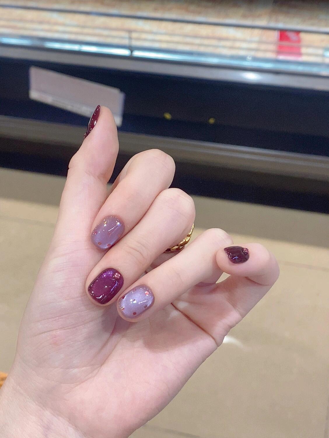Kunstnägel mit Einzigartigen Glitzerakzenten Brehn
