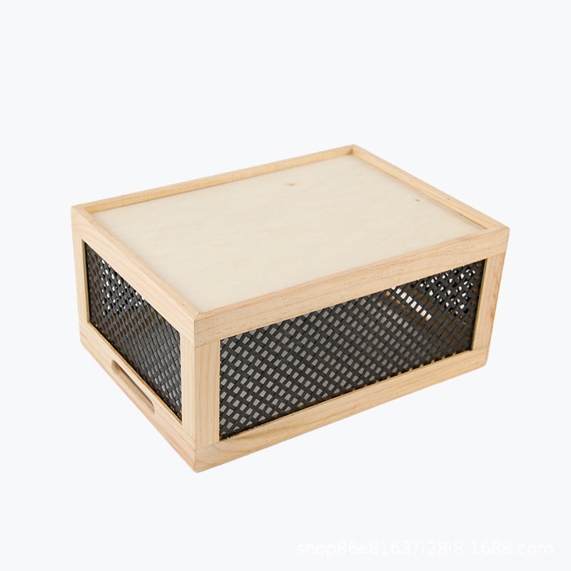 Holzlagerbox mit dekorativen Mesh-Elementen