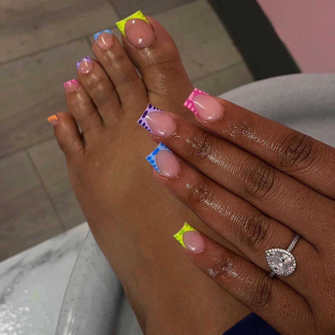 Bunte Künstlerische Nagelkunst Brehn