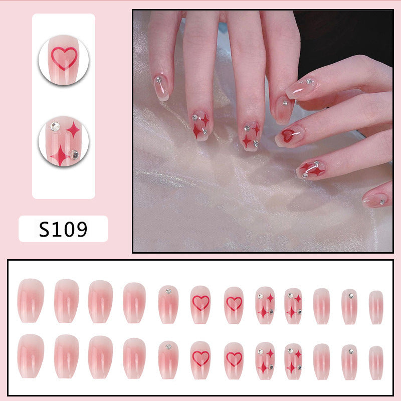 Kunstnagelset mit funkelnden Strassdetails und Herzmotiven Brehn