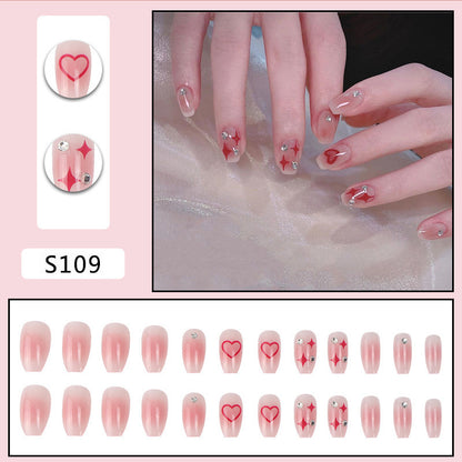 Kunstnagelset mit funkelnden Strassdetails und Herzmotiven Brehn