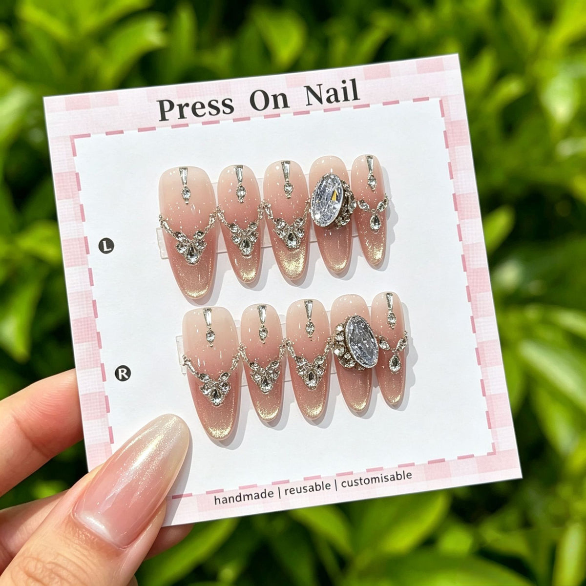 Künstlerisches Press-On Nail Art Set mit niedlichen Charakteren und Schleifenakzenten