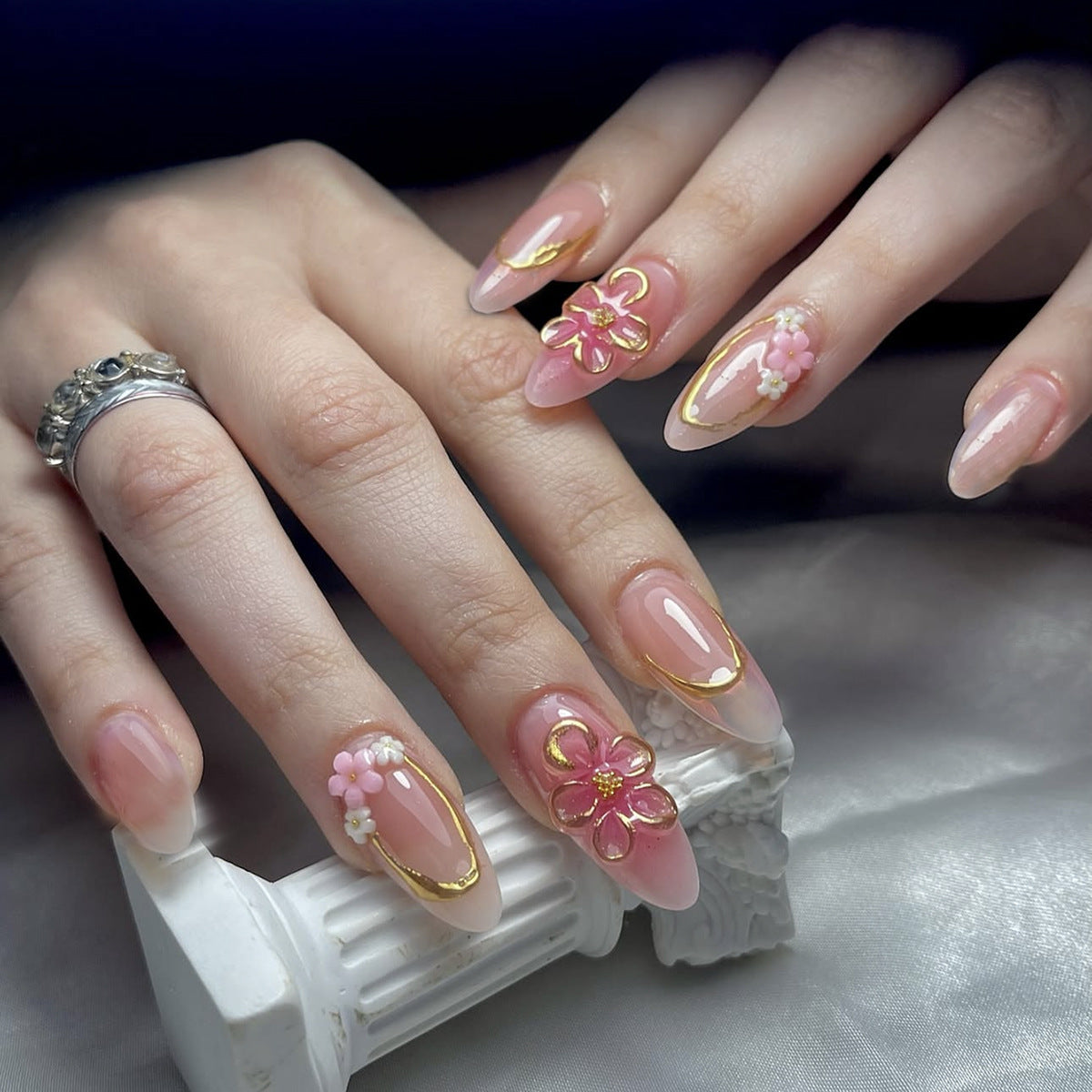 Kunstnagelset mit eleganten Blüten- und Goldverzierungen Brehn