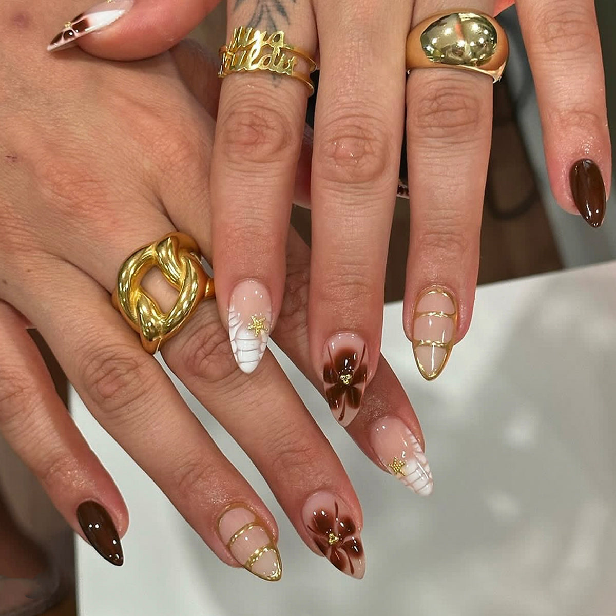 Kunstvolle Nagelkunst mit glamourösen Akzenten und eleganten Verzierungen Brehn
