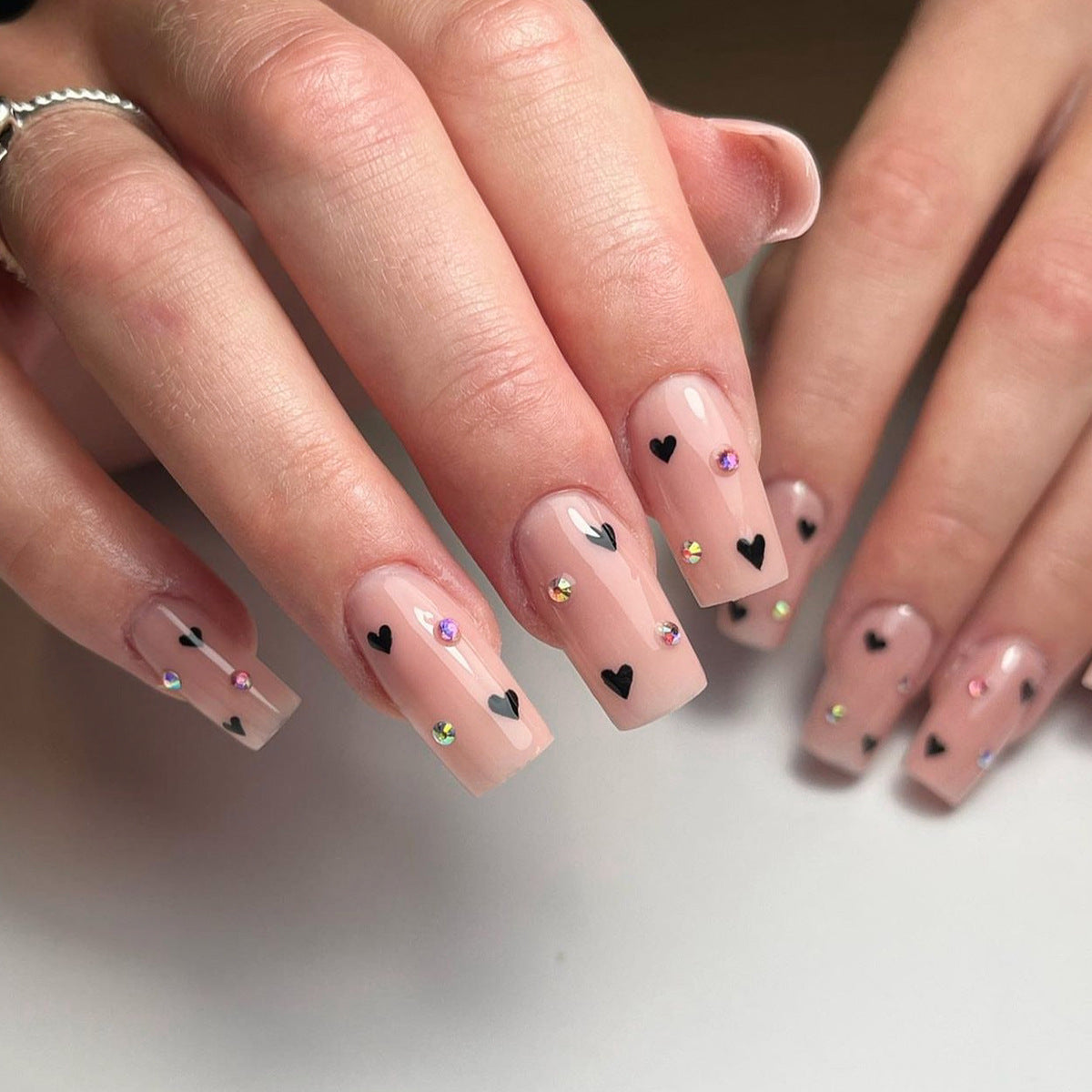Kunstvolle Nagelkunst mit Herz-Design und Glitzerakzenten Brehn