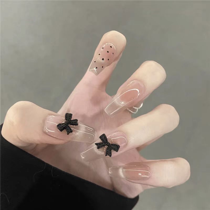 Kunstnägel mit Glamourösem Design Brehn