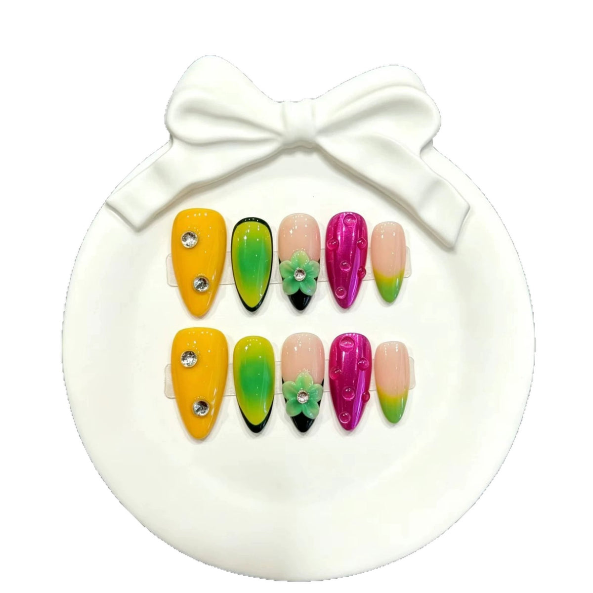 Künstlerisches Press-On-Nagelset mit floralen und Farbübergang-Designs