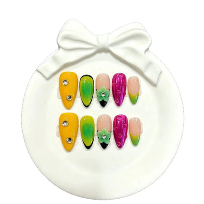 Künstlerisches Press-On-Nagelset mit floralen und Farbübergang-Designs