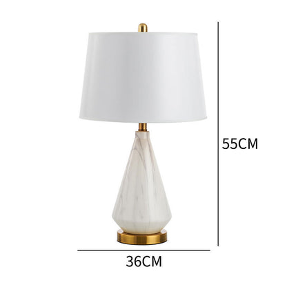 Elegante Tischlampe mit Marmorfuß und goldenen Akzenten
