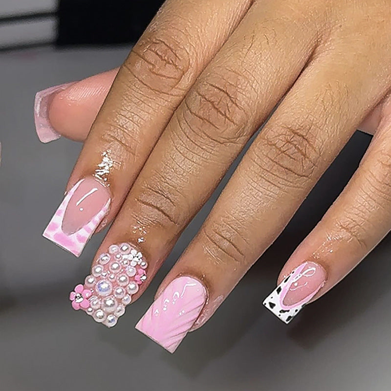Kunstvolle Nagelverlängerungen mit Perlmutteffekten und zartem Design Brehn