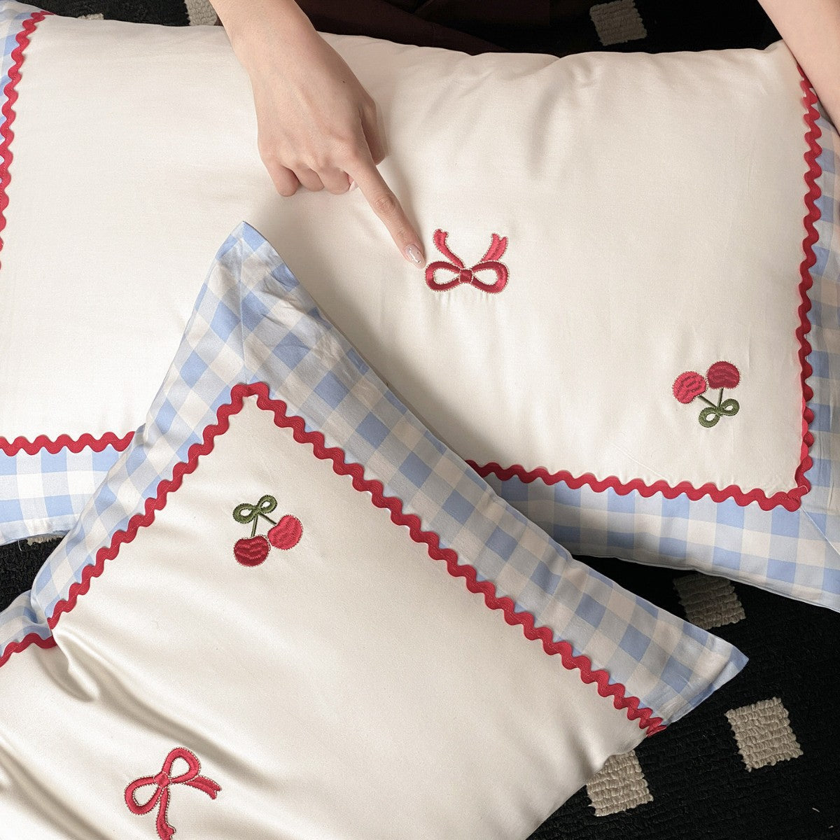 Gingham-Trim Kirschenbestickte Baumwoll-Bettwäsche Set mit Kissenbezügen und Zickzackbordüre