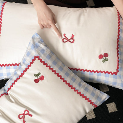 Gingham-Trim Kirschenbestickte Baumwoll-Bettwäsche Set mit Kissenbezügen und Zickzackbordüre