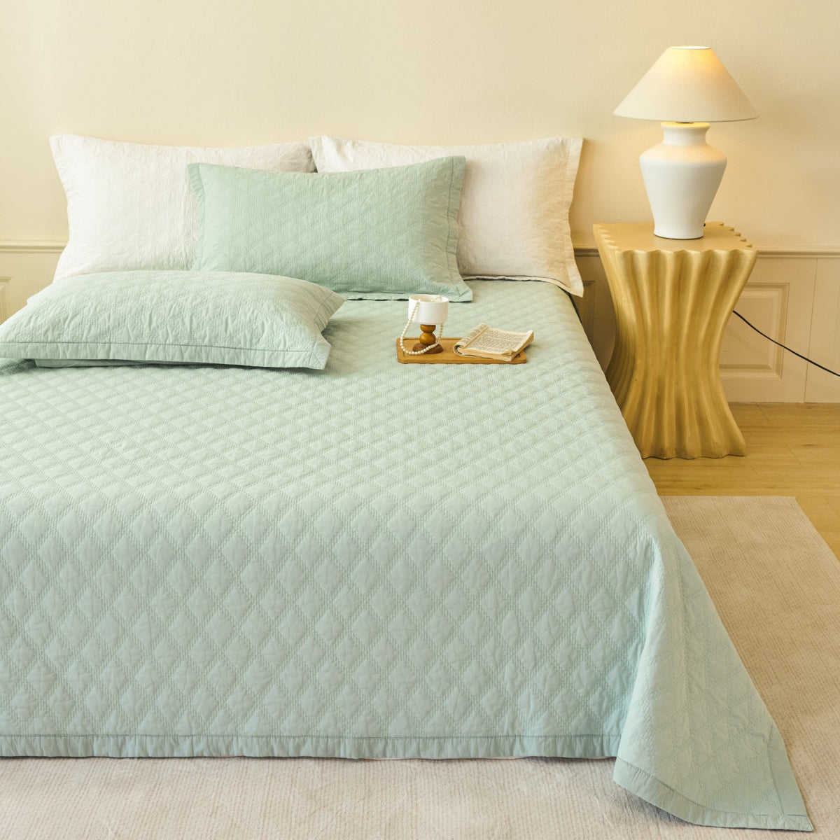Gepatchtes Bettüberwurf-Set mit Rauten-Matelassé-Textur und maßgeschneidertem Saum