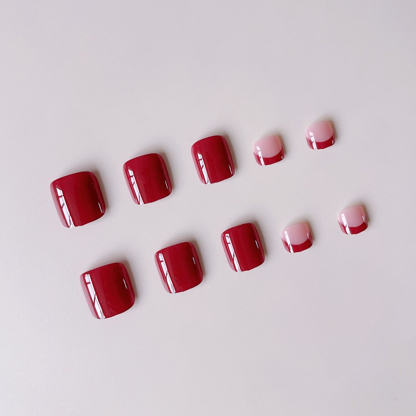 Kunstnagelset mit eleganter französischer Spitze und glanzvollem Finish Brehn