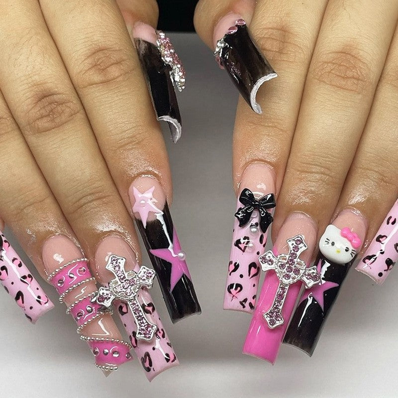 Glamouröses Kunstnagelset mit funkelnden Strassverzierungen und kreativen Tiermotiven Brehn