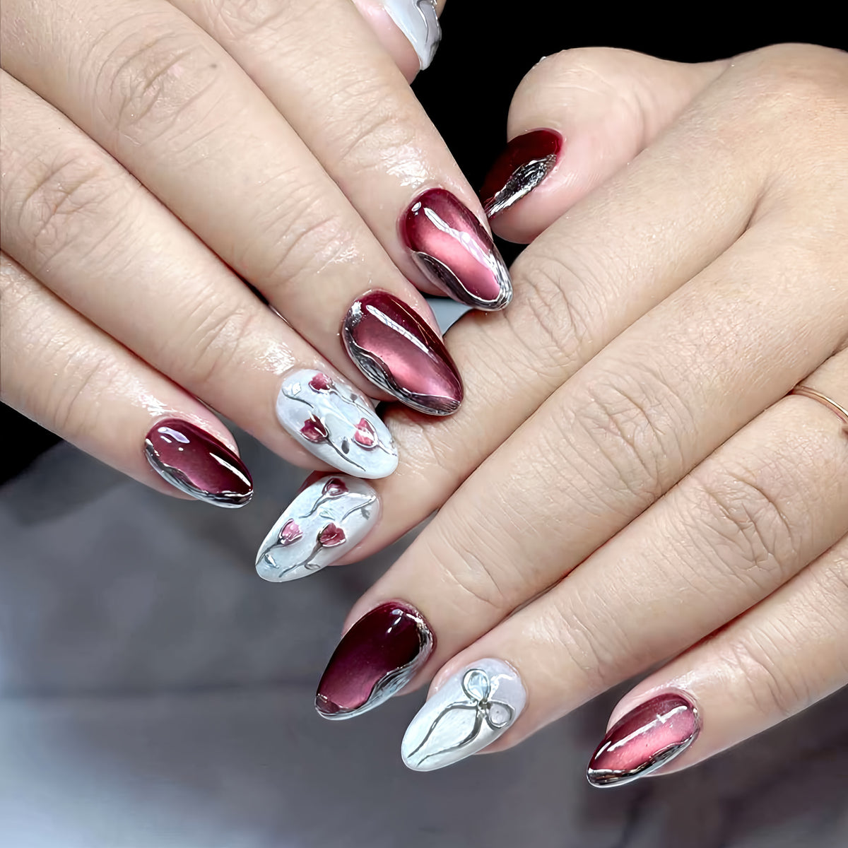 Elegantes Künstlerisches Press-On Nagelset mit Glänzendem Finish und Floralen Akzenten Brehn