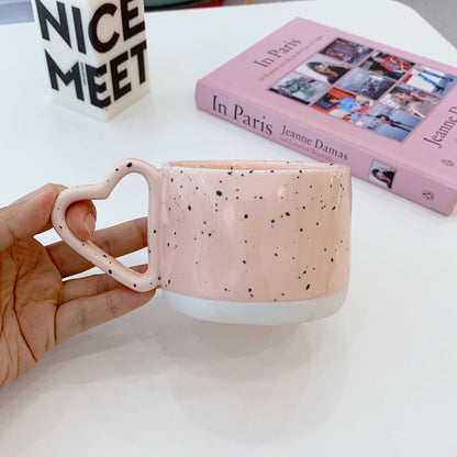 Keramik-Tasse mit herzförmigem Henkel und Sprenkel-Design