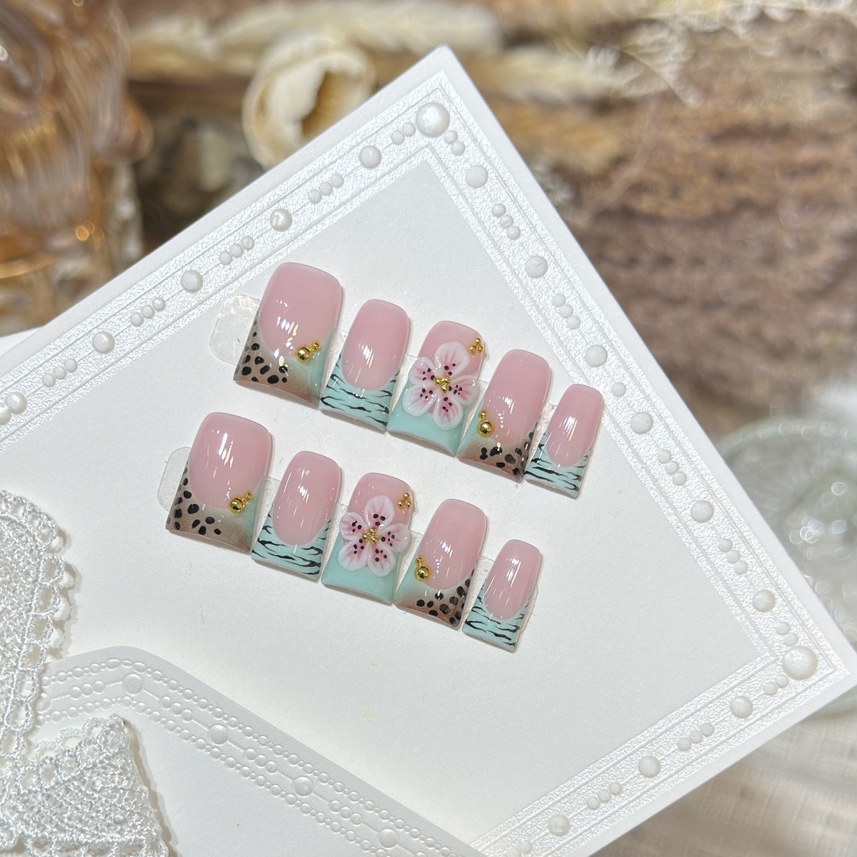 Künstlerisches Press-On-Nagel-Set mit floralem und gemustertem Design Brehn