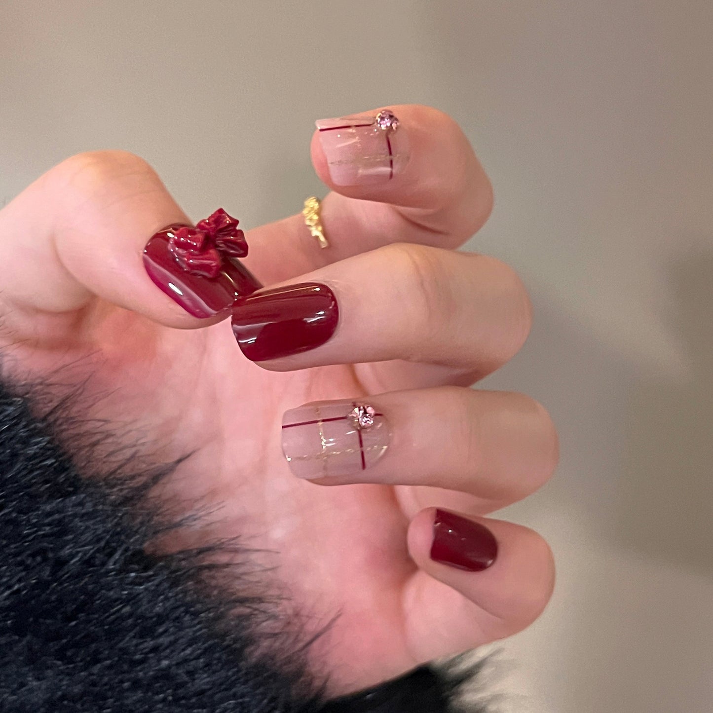 Dekorative Press-On Nagelkunstverlängerungen mit Schleifenakzenten Brehn