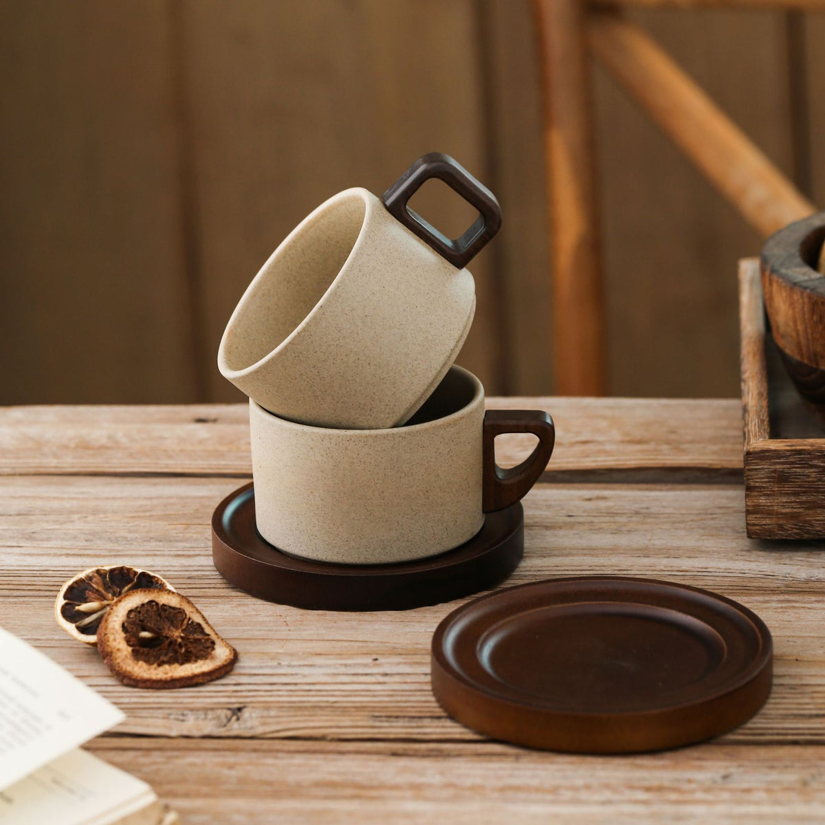 Keramikbecher mit Holzgriff und Untertasse