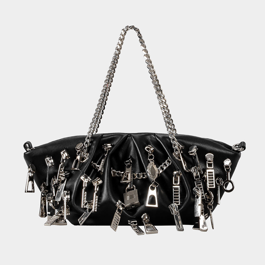 Dekorative Handtasche mit Kettenakzenten