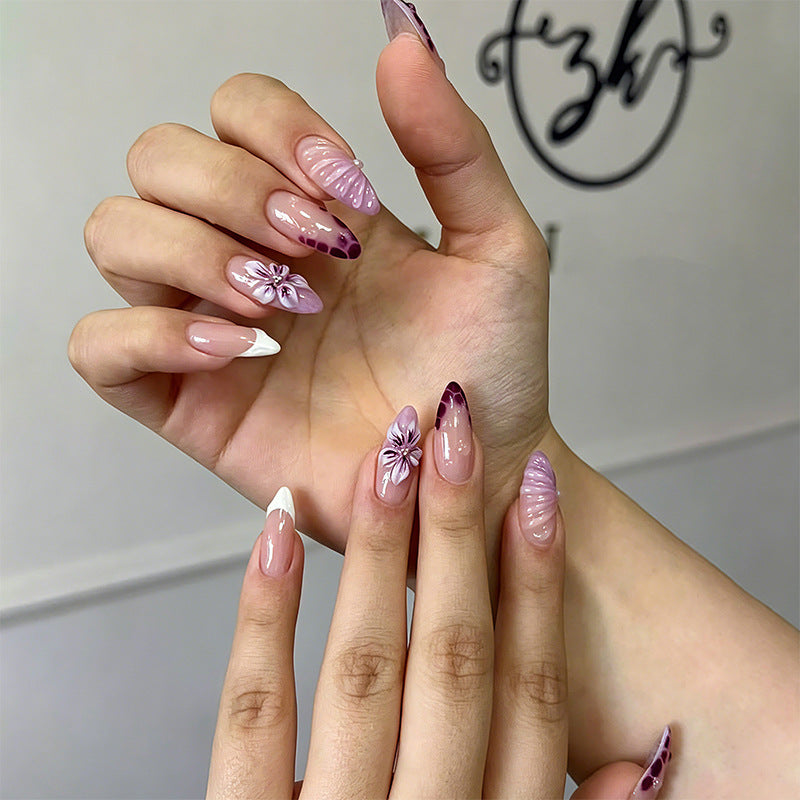 Kunstnägel mit eleganten Ombre-Effekten und floralen Akzenten Brehn