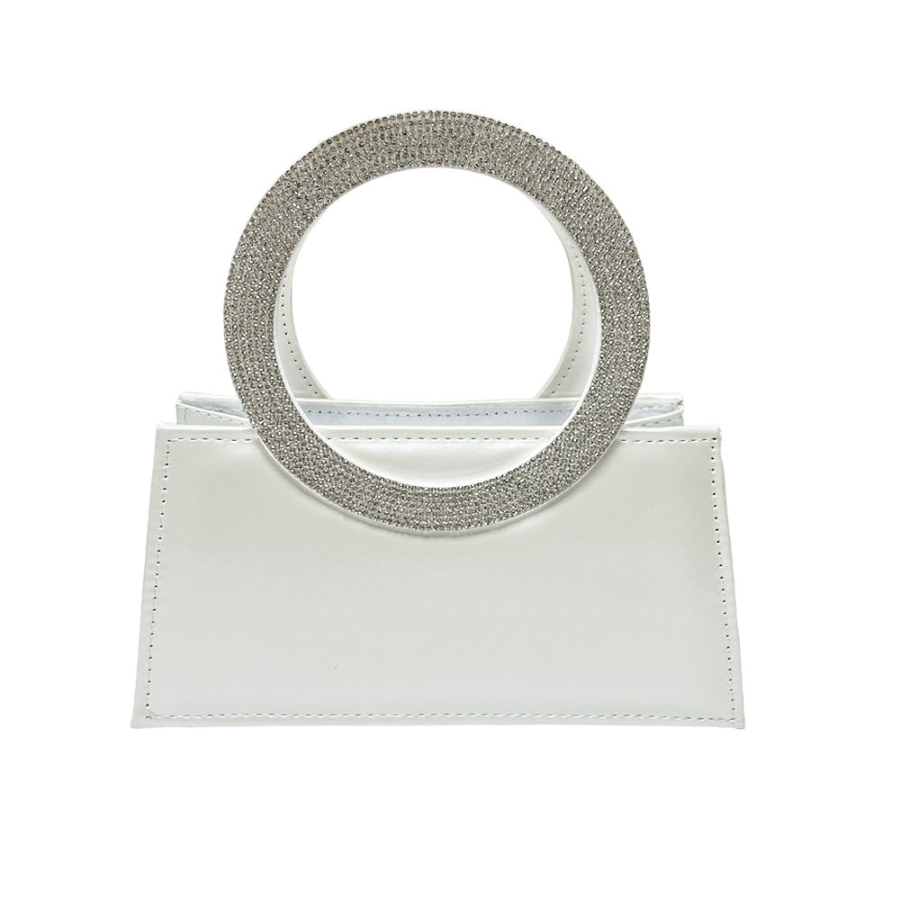 Elegante ringgetragene Abendhandtasche
