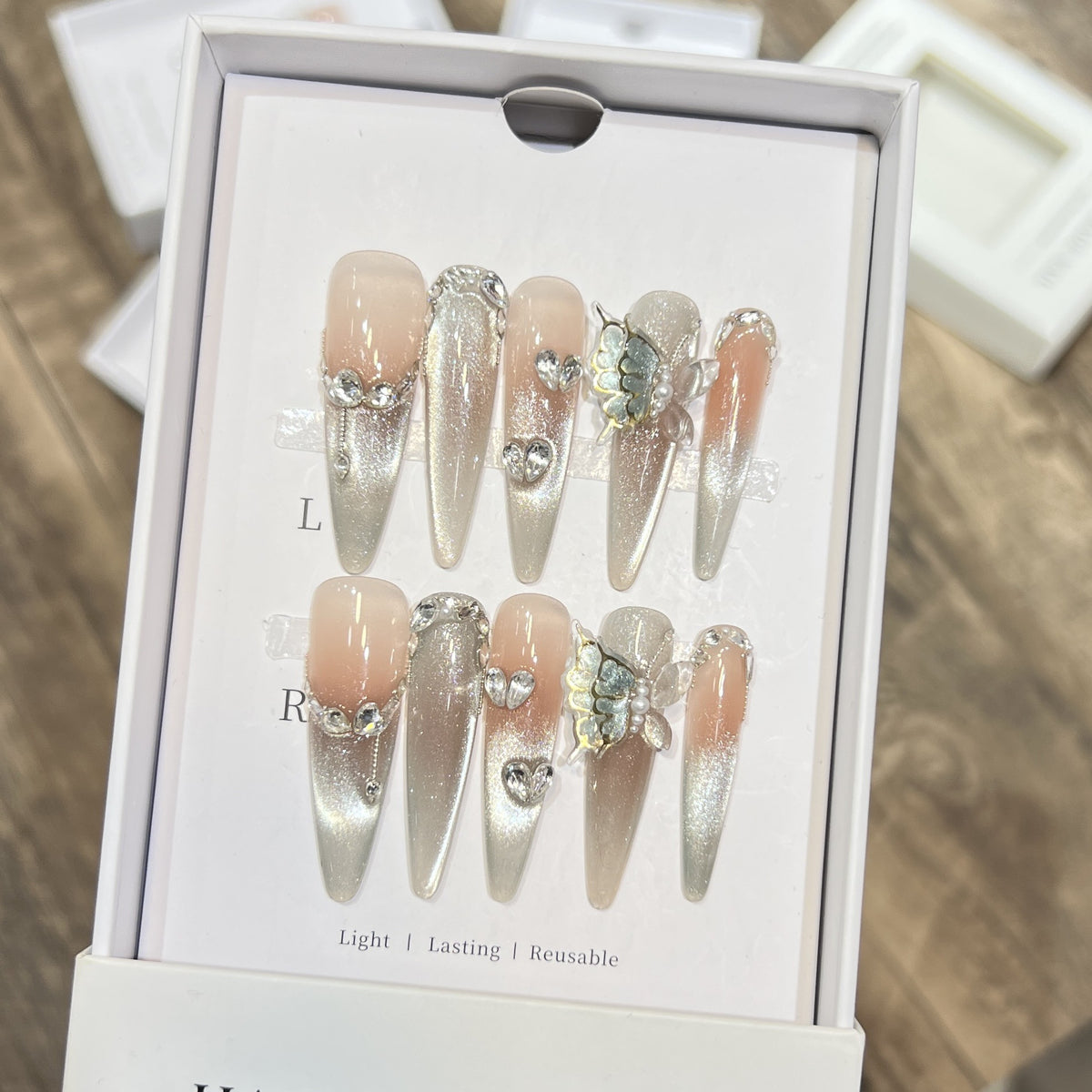 Dekorativer Stiletto Press-On Nagelkunst Set mit Schmetterlingsakzenten Brehn