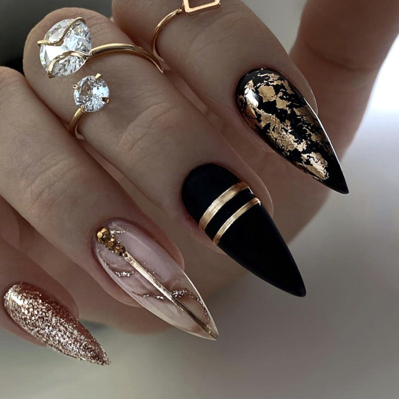Glamouröse Stiletto-Nägel mit goldenen Akzenten Brehn