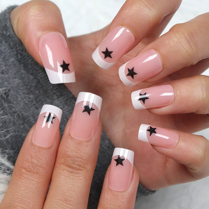 Künstlerische French Tip Press-On Nägel mit Sternakzenten Brehn