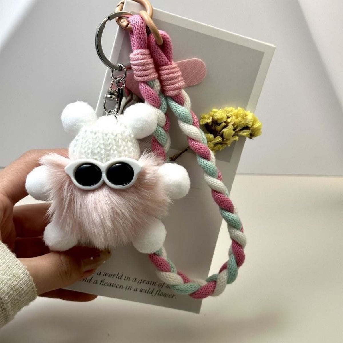 Niedlicher Plüschkreatur Schlüsselanhänger mit buntem geflochtenem Lanyard Brehn