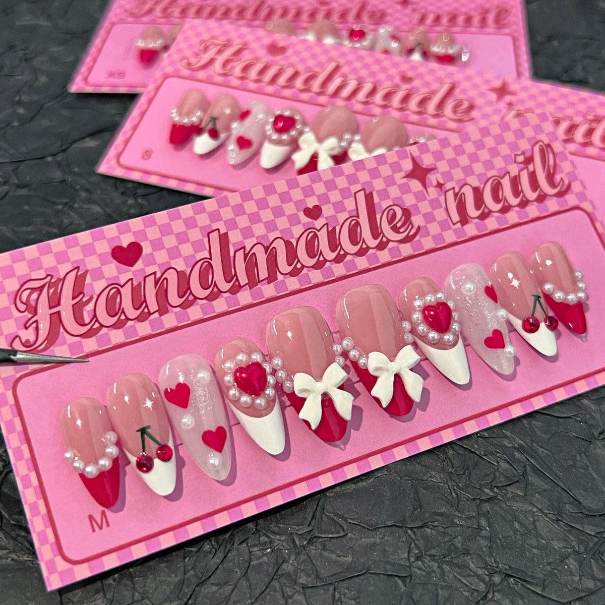 Kunstvolle Handgemachte Nagelkunst mit Herzen und Schleifen Brehn