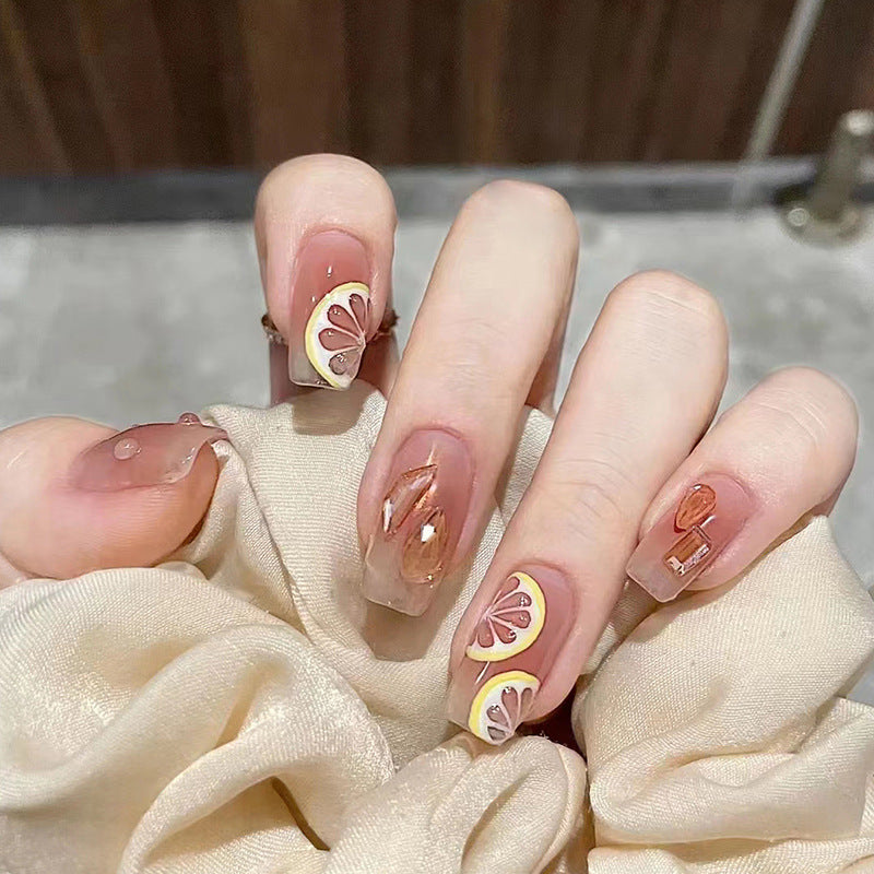 Kunstnagelset mit fröhlichen Zitrusmotiven und eleganten Designs Brehn