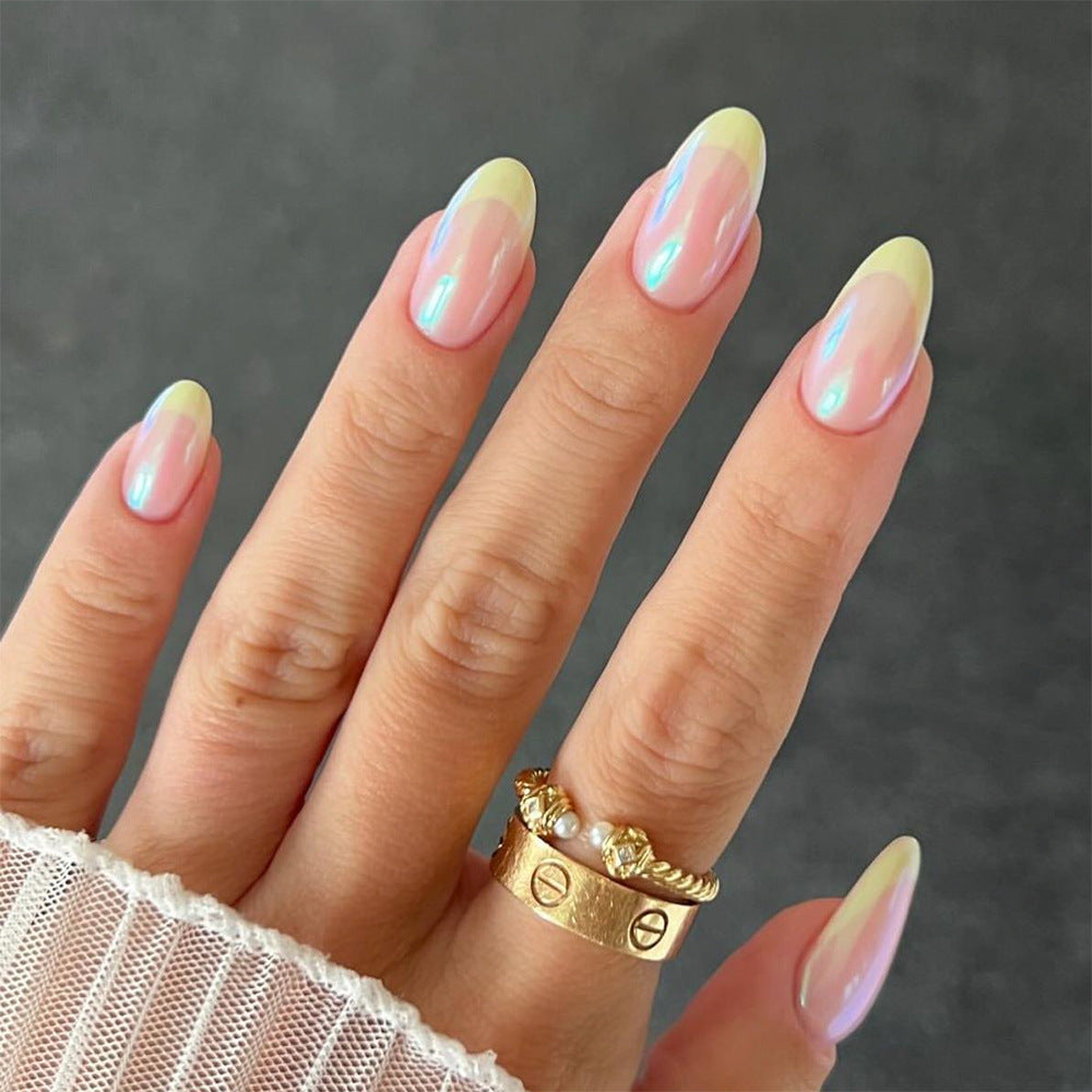 Kunstvolle Nagelverlängerungen mit schimmerndem Ombre-Effekt Brehn