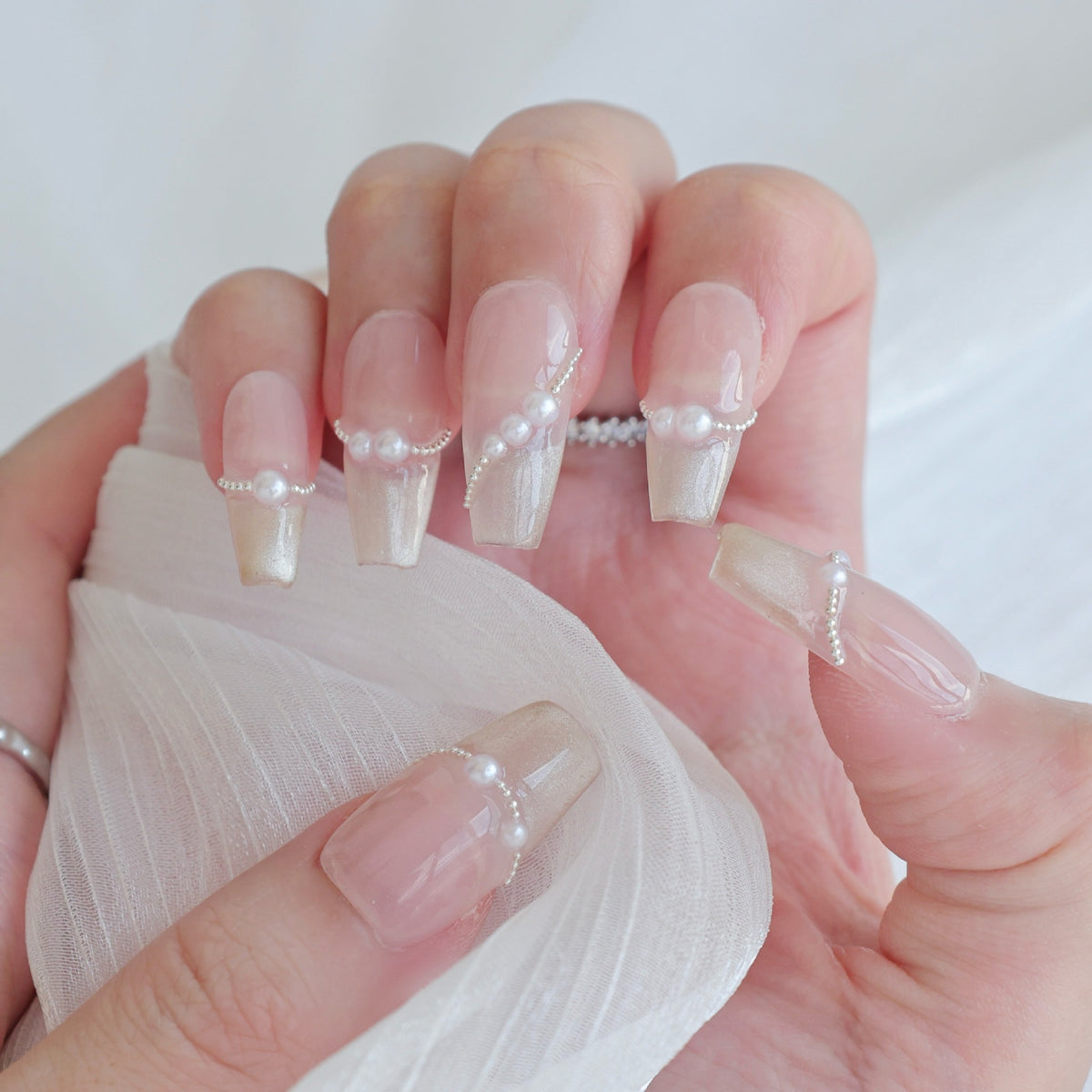 Künstlerisches Press-On Nagelkunstset mit Herz- und himmlischen Designs