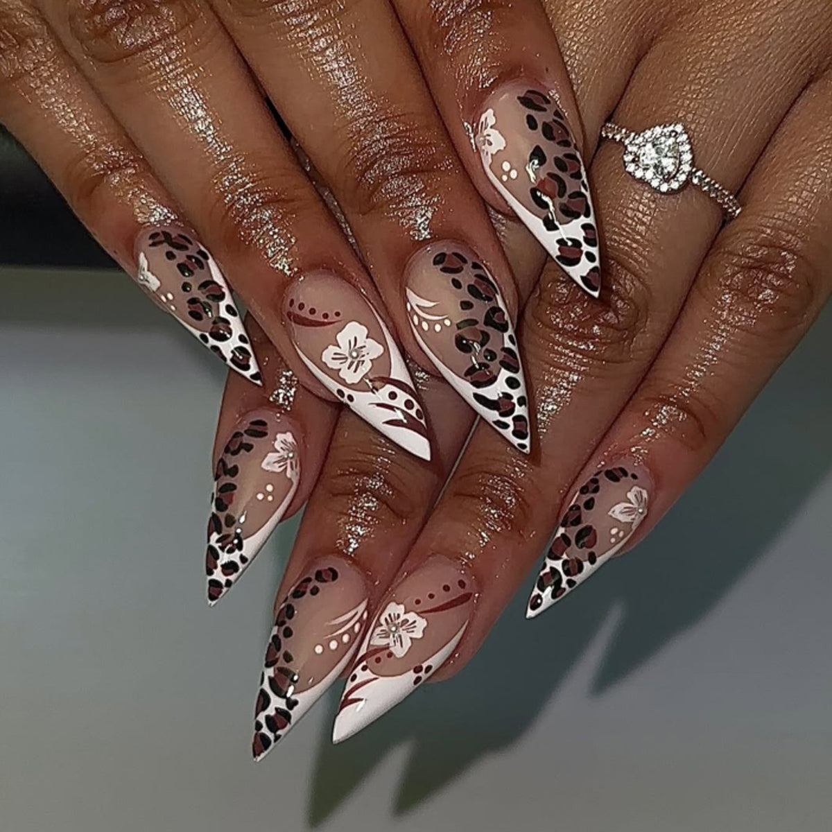 Kunstvolle Stiletto-Nägel mit Blumen- und Leopardenmuster Brehn