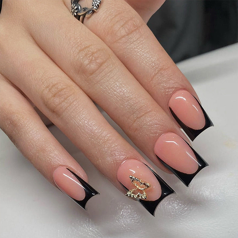Kunstnägel mit eleganter Schwarz-Weiß-Spitze und filigranen Akzenten Brehn