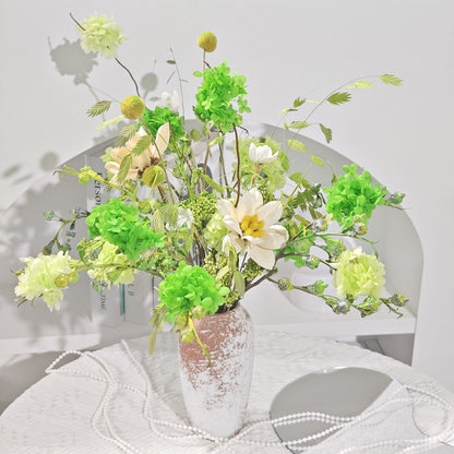 Lebendige Blumenarrangements in dekorativer Keramikvase