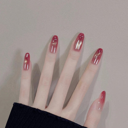 Glänzende Ombre-Nagelverlängerungen mit goldenen Akzenten