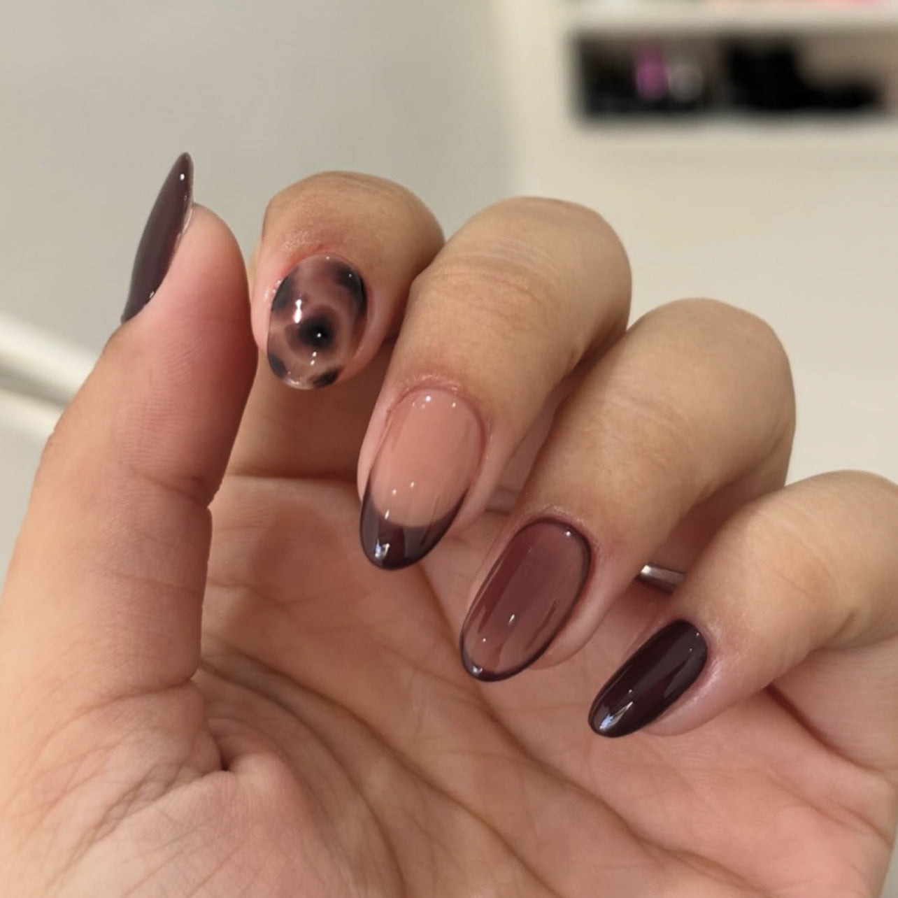 Künstlerische Stiletto Press-On Nägel mit glänzender Oberfläche Brehn