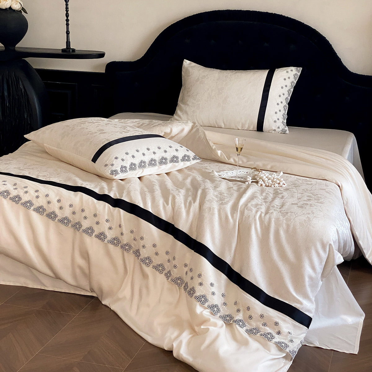 Luxuriös gesticktes Satin Bettwäsche-Set mit Bettbezug und Kissenbezug