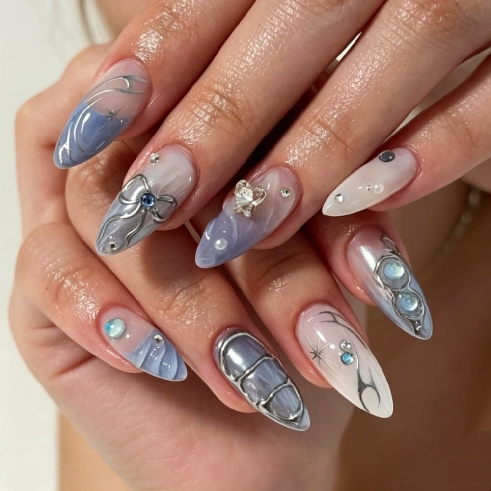 Künstlerisches Press-On-Nageldesign mit floralen und Schmuckakzenten Brehn