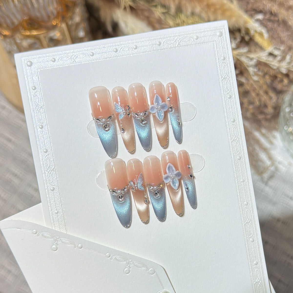 Künstlerisches Press-On-Nagel-Set mit floralen und Edelsteinakzenten Brehn