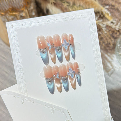Künstlerisches Press-On-Nagel-Set mit floralen und Edelsteinakzenten Brehn