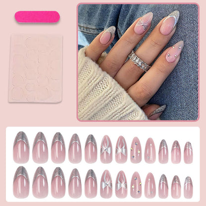 Kunstnagelset mit glamourösen Glitzer- und Blütenakzenten Brehn