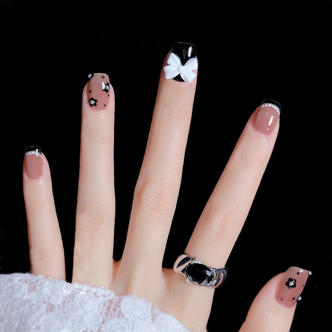 Kunstnagelset mit eleganter Schleifen- und Blumendekoration Brehn