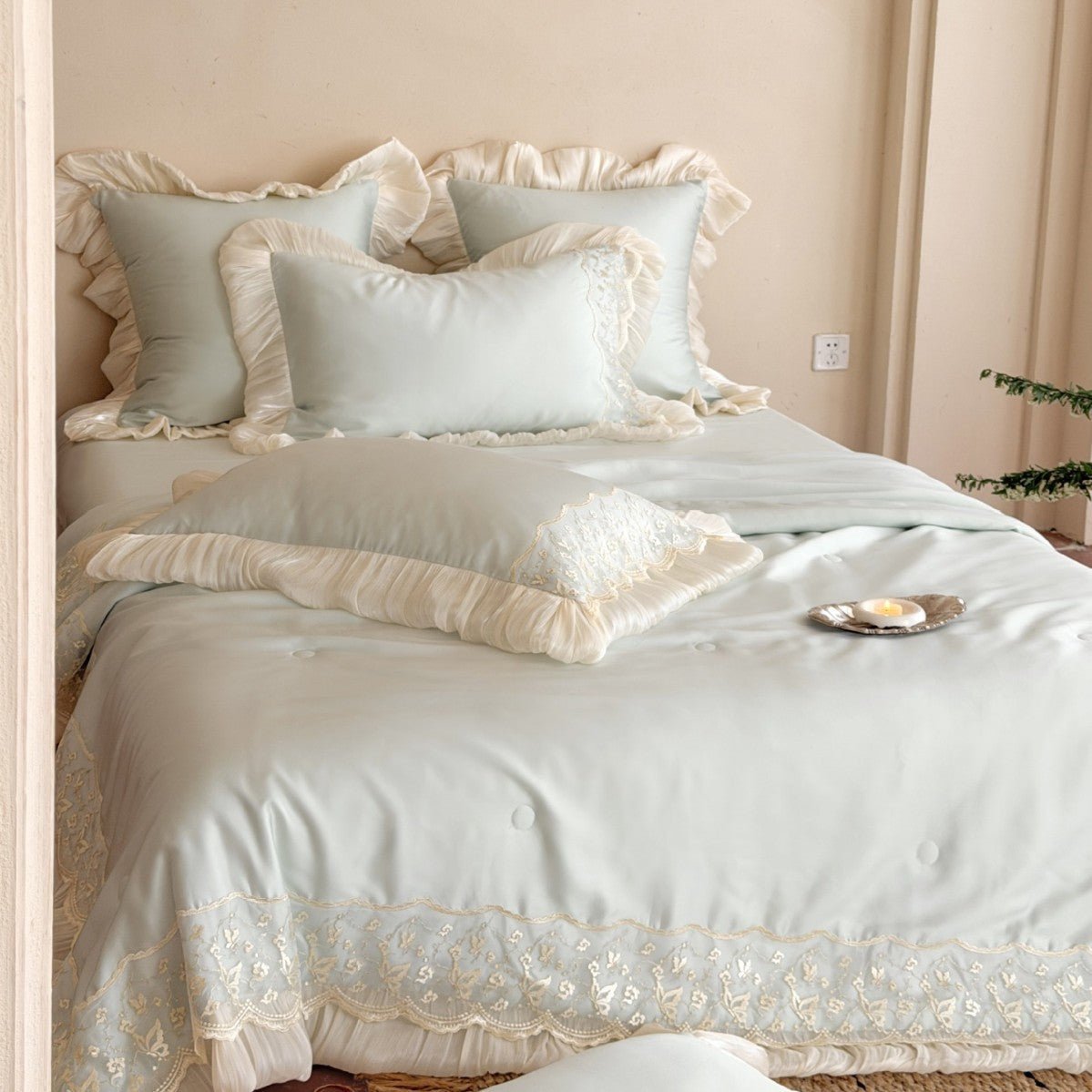 Luxuriöses Satin-Bettwäsche-Set mit Spitzen- und Rüschenverzierung