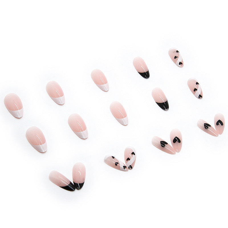 Kreative Nail Art mit Herzdesign Brehn